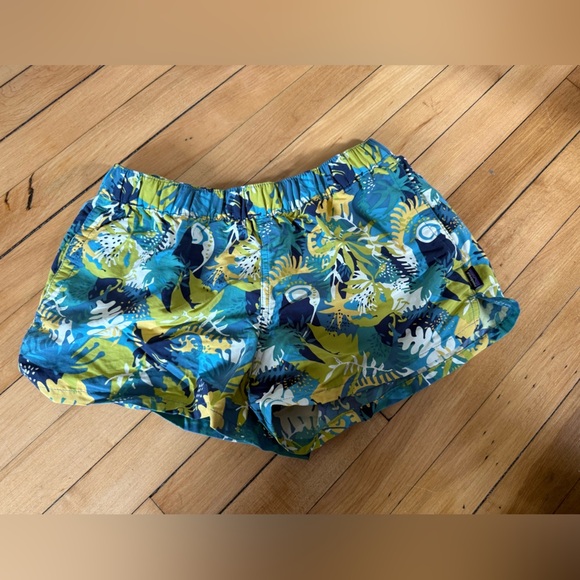 Patagonia Barely Baggies shorts women’s blue and green tropical print - Picture 1 of 6